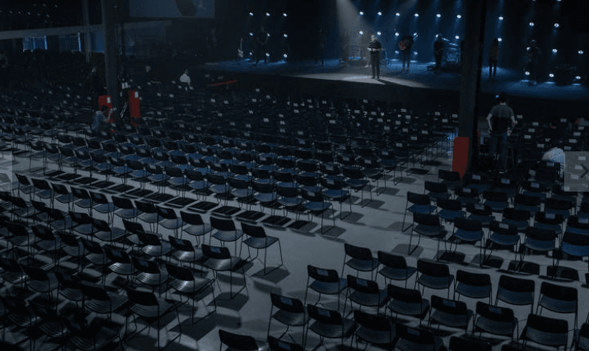 Ed René Kivitz pregando para a igreja vazia e com transmissão de culto pela internet. (Foto: Reprodução/Folhapress)