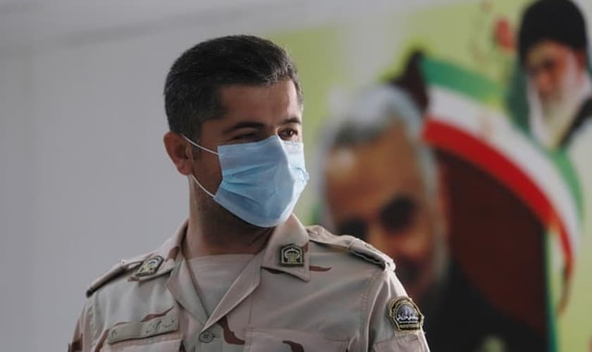 Membro da Guarda de Fronteira Iraniana usa máscara protetora, após surto do coronavírus no país. (Foto: Reuters/Essam Al-Sudani)