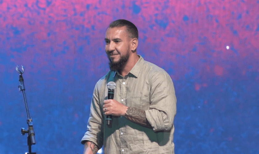 Há mais de 18 anos, Rodolfo Abrantes deixou uma carreira de sucesso no meio secular para seguir seu chamado. (Foto: Youtube / Reprodução)