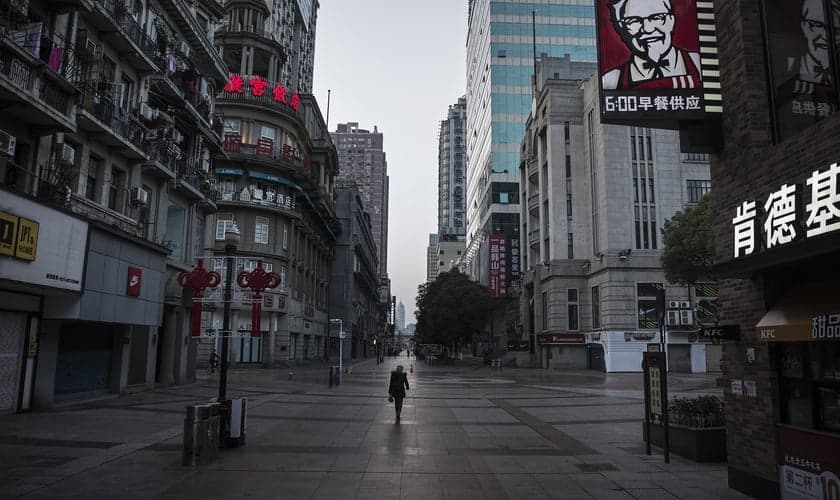 Imagem de rua quase vazia em Wuhan, epicentro do coronavírus na China. (Foto: Getty Images)