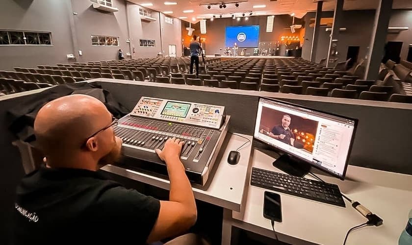 Transmissão do culto do MEVAM, na noite de quarta-feira (25). (Foto: Reprodução/Instagram)