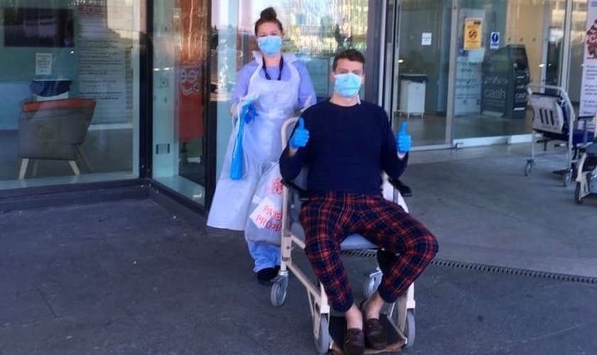 O pastor Mark McClurg ao sair do hospital. (Foto: Reprodução/Twitter)