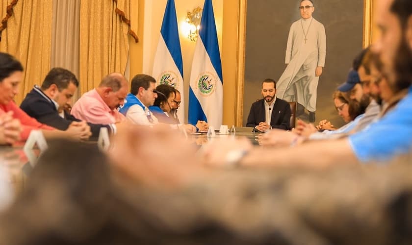 Presidente de El Salvador, Nayib Bukele, liderou um momento de oração com membros do governo. (Foto: Twitter/Casa Presidencial)