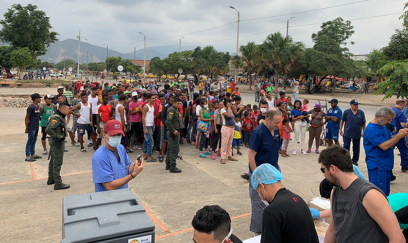 Missionários fazem atendimento médico e distribuem comidas na fronteira da Venezuela com a Colômbia. (Foto: Reprodução/God Reports)