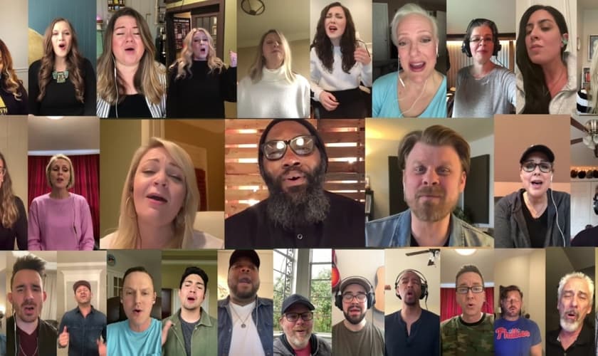 31 cantores gravaram trechos do hino em suas casas e enviaram a um renomado produtor e arranjador para unir todas as vozes e formar o 'coral virtual'. (Foto: Youtube / Reprodução)