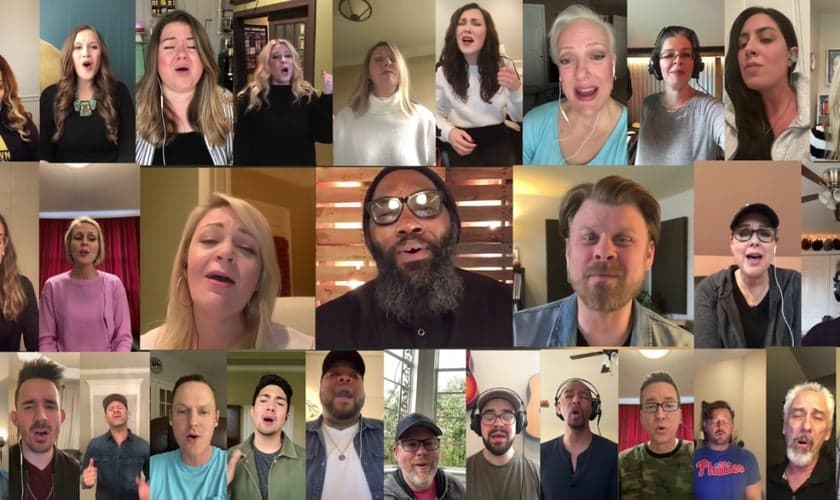 31 cantores gravaram trechos do hino em suas casas e enviaram a um renomado produtor e arranjador para unir todas as vozes e formar o 'coral virtual'. (Foto: Youtube / Reprodução)