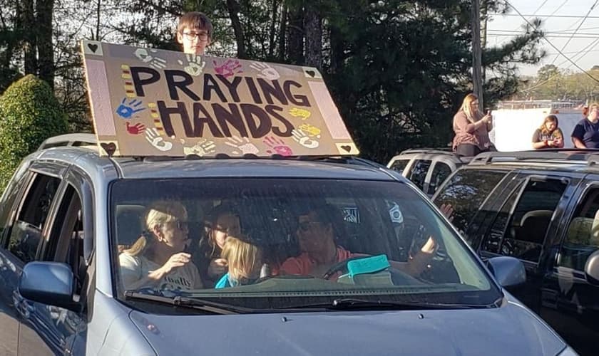 Pessoas oraram e louvaram a Deus mantendo-se em seus carros para garantir o distanciamento recomendado para evitar o contágio com o coronavírus. (Foto: Fox 5 Atlanta)