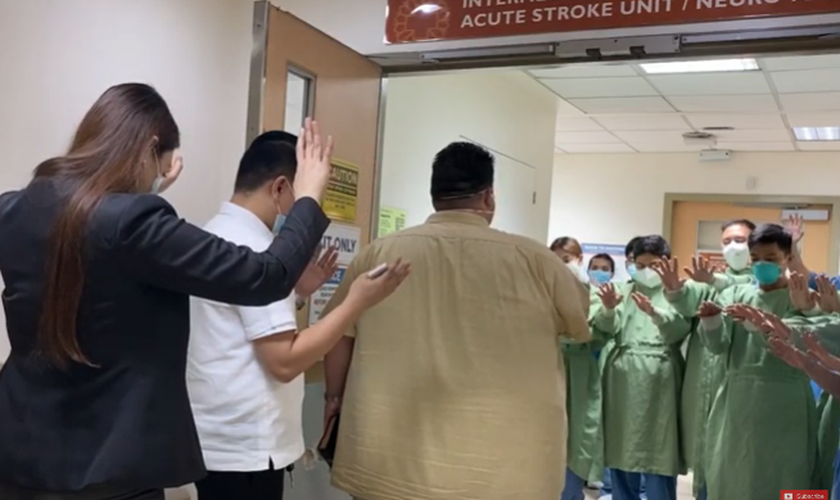 O bispo Joseph Castillo evangelizou e orou pela equipe de um hospital em Manila, nas Filipinas. (Foto: Joseph Castillo/Facebook)