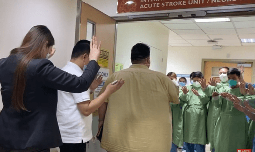 O bispo Joseph Castillo evangelizou e orou pela equipe de um hospital em Manila, nas Filipinas. (Foto: Joseph Castillo/Facebook)