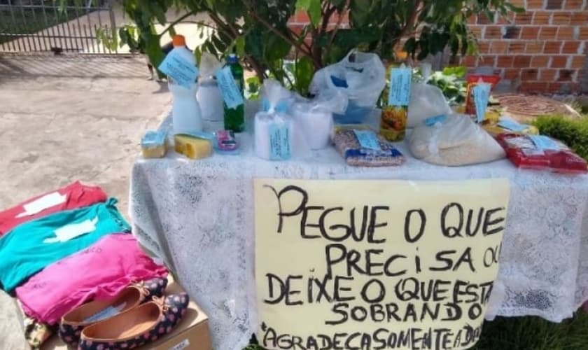 Dalci de Lima montou uma mesa em frente à sua casa com doações para aqueles que perderam renda. (Foto: Arquivo pessoal)