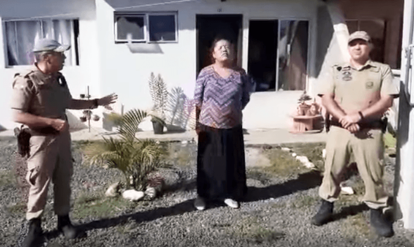 Comandante-geral da PM de Santa Catarina foi até a casa de Carina Andrade da Silva. (Foto: Reprodução)