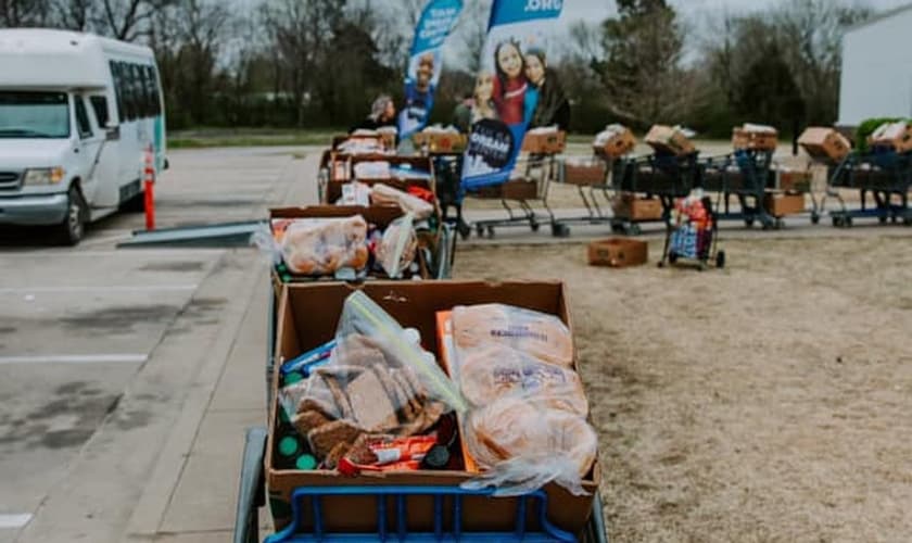 Igreja nos EUA está se mobilizando para alimentar famílias que perderam renda. (Foto: Victory Church)