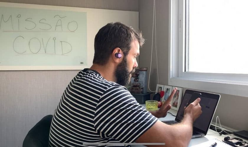 Médico Leandro Rubio faz teleatendimento na plataforma Missão Covid. (Foto: Arquivo pessoal)