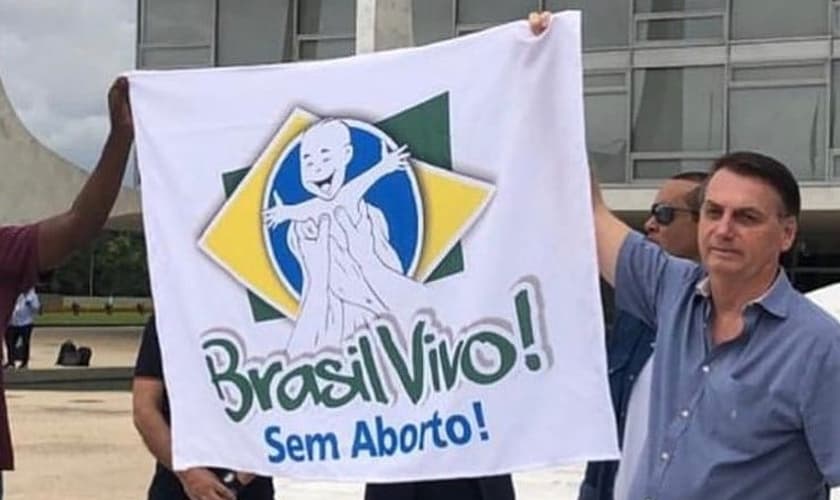 Presidente Bolsonaro levanta bandeira contra o aborto. (Foto: Reprodução/Instagram)