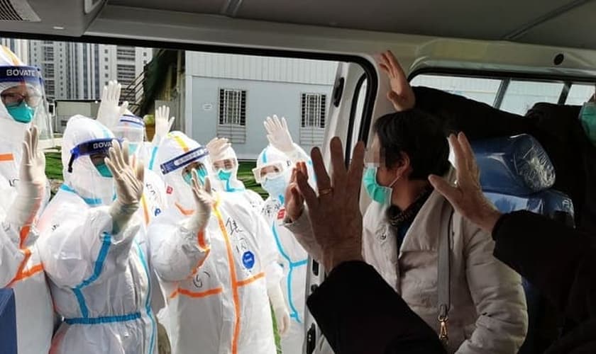 Pacientes recuperados do coronavírus se despedem de equipe médica em hospital da China. (Foto: Xinhua/Gao Xiang)