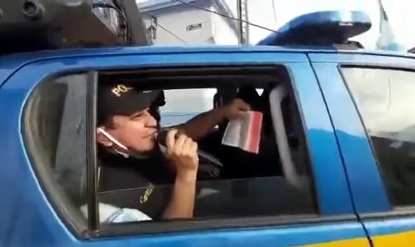 Policiais proclamam Jesus em suas viaturas nas ruas da Guatemala. (Foto: Reprodução)