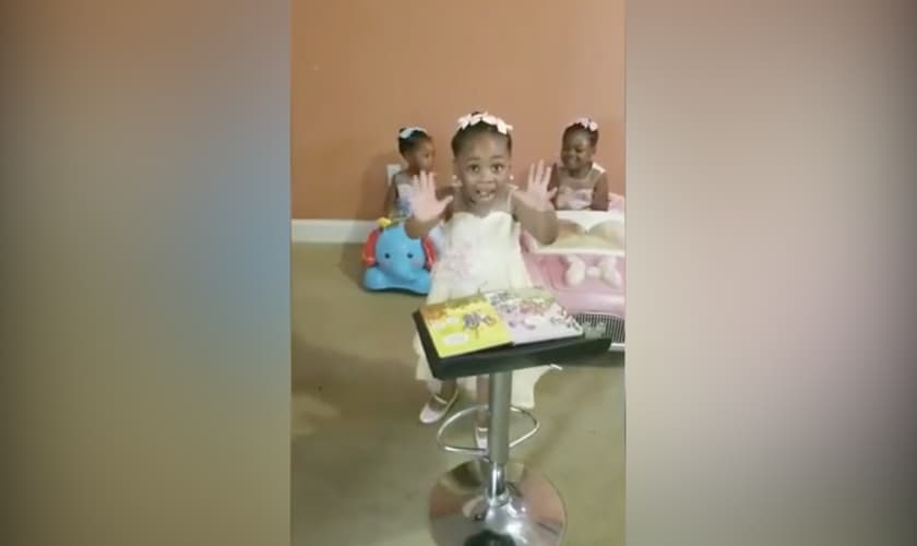 Imagens da pequena Grace, que improvisou um púlpito e pregou para as irmãs. (Foto: Harmony Love)
