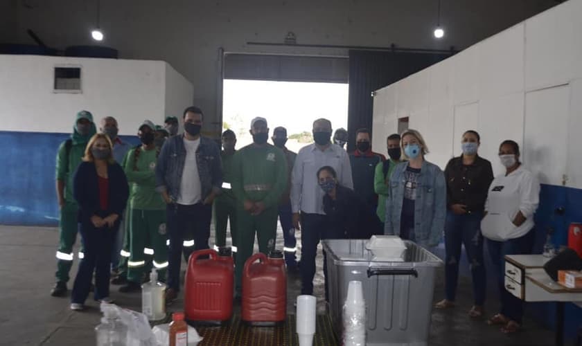 Profissionais de limpeza pública durante café da manhã oferecido por igreja do Paraná. (Foto: Reprodução/Facebook)