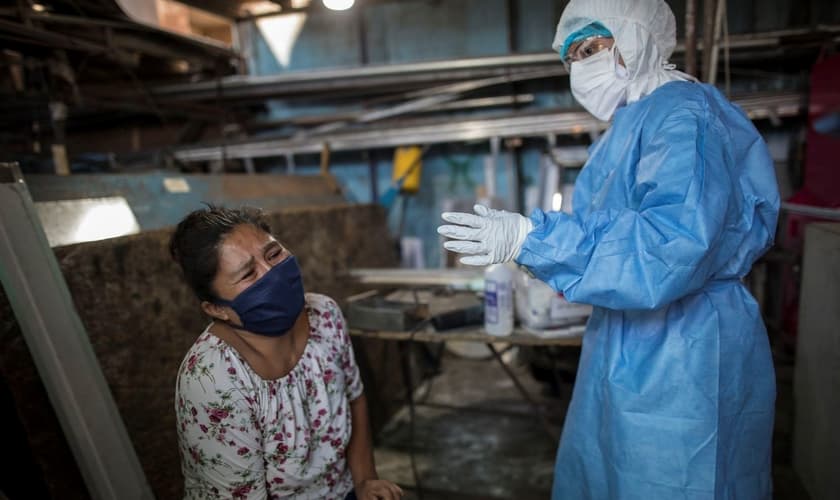Mulher em lágrimas em meio à pandemia de Covid-19 em Lima, no Peru. (Foto: Rodrigo Abd/AP)