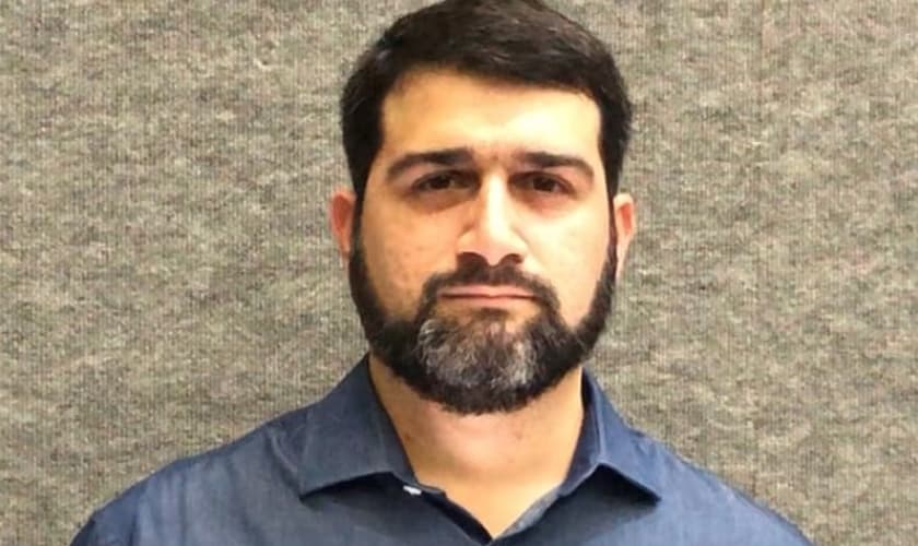 Pastor JonatasCupello é autor do livro 'O agir de Deus em meio ao Caos' e está usando o lucro das vendas para comprar cestas básicas para famílias necessitadas. (Foto: Arquivo pessoal)