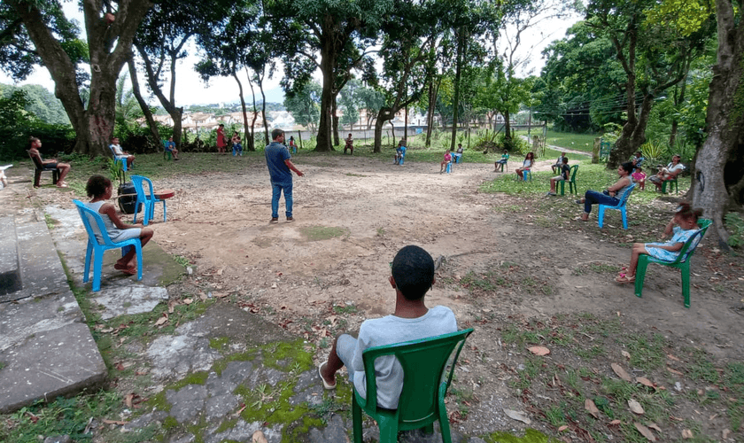 No culto ao ar livre, as pessoas ficam a uma distância segura para evitar a propagação do Covid-19. (Foto: International Mission Board)