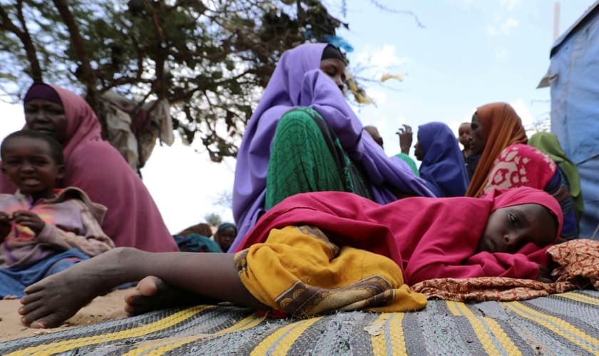 Menina refugiada descansa em acampamento de perto de Mogadíscio, na Somália, depois de fugir da região de Lower Shabelle. (Foto: Feisal Omar/Reuters)