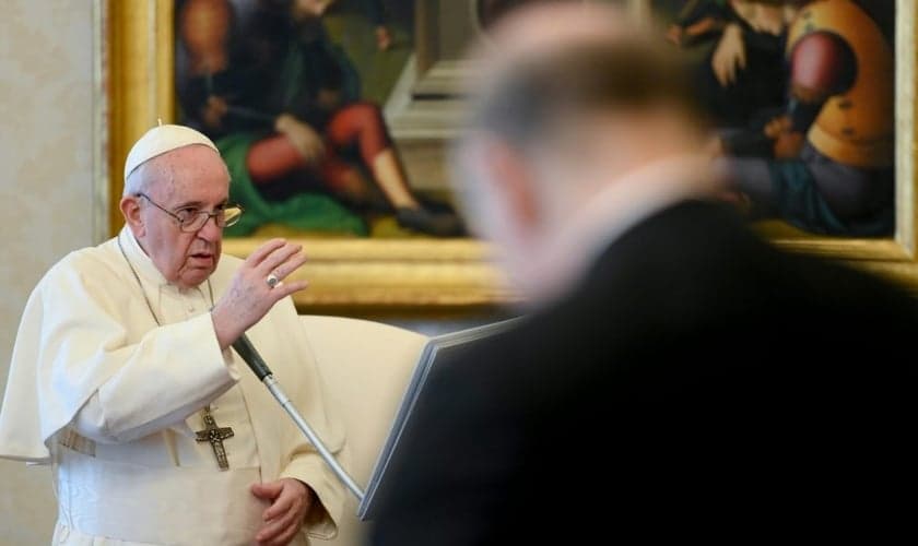 Papa Francisco em audiência transmitida pelo Vaticano em 13 de maio de 2020. (Foto: CNS/Vatican Media)