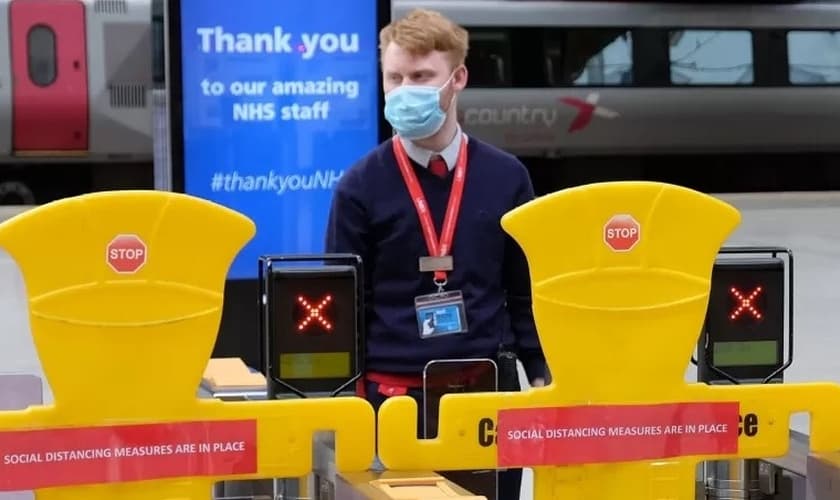 Capelania ferroviária atua para ajudar pessoas em meio à pandemia no Reino Unido. (Foto: Reprodução/Premier)