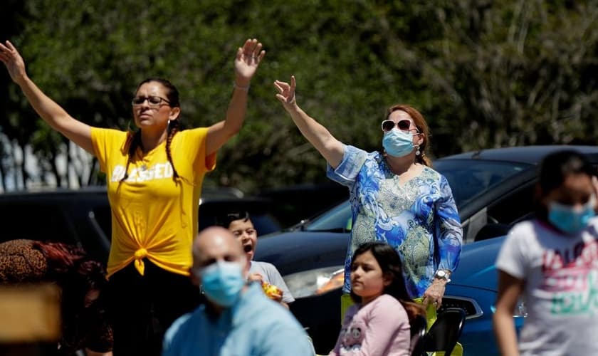 Fiéis participam de culto no estacionamento da Xtreme Harvest Church no Texas, EUA. (Foto: AP/Eric Gay)