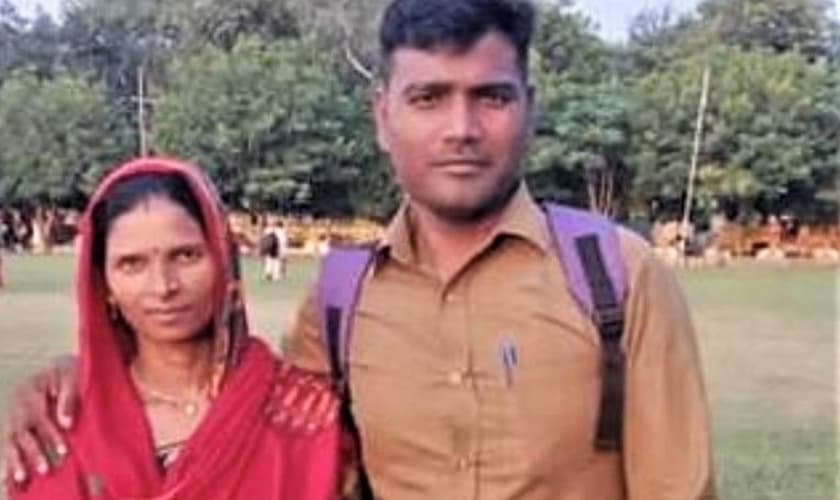 O pastor Ramesh Kumar e sua esposa. (Fonte: Reprodução/ Morning Star News)