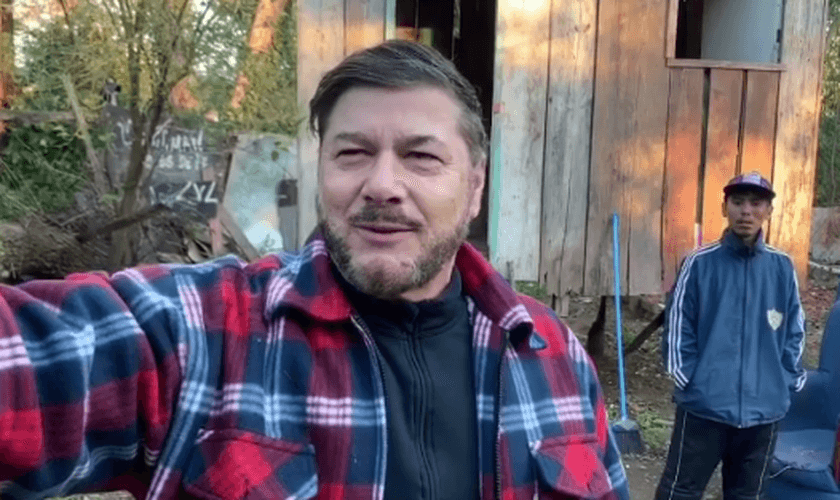 Pastor Joel Engel durante entrega de doações em Santa Maria, no Rio Grande do Sul. (Foto: Ministério Engel)