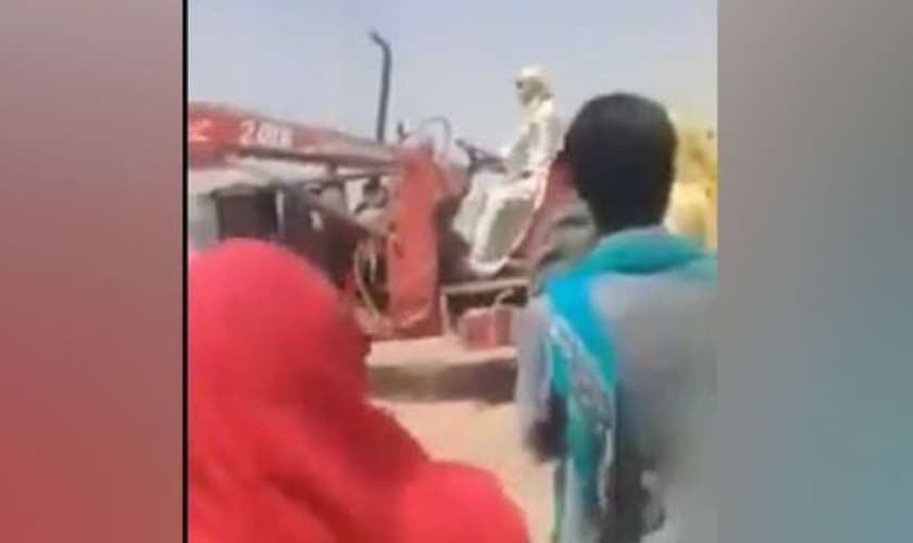 Trator usado por muçulmanos destrói cemitério cristãos. (Foto: Reprodução/Wion)