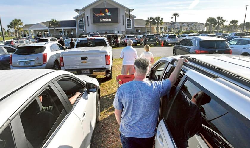 Imagem ilustrativa. Fiéis participam de um culto ao ar livre na Live Oaks Community Church, na Flórida. (Foto: Ron Johnson/Daily Sun)