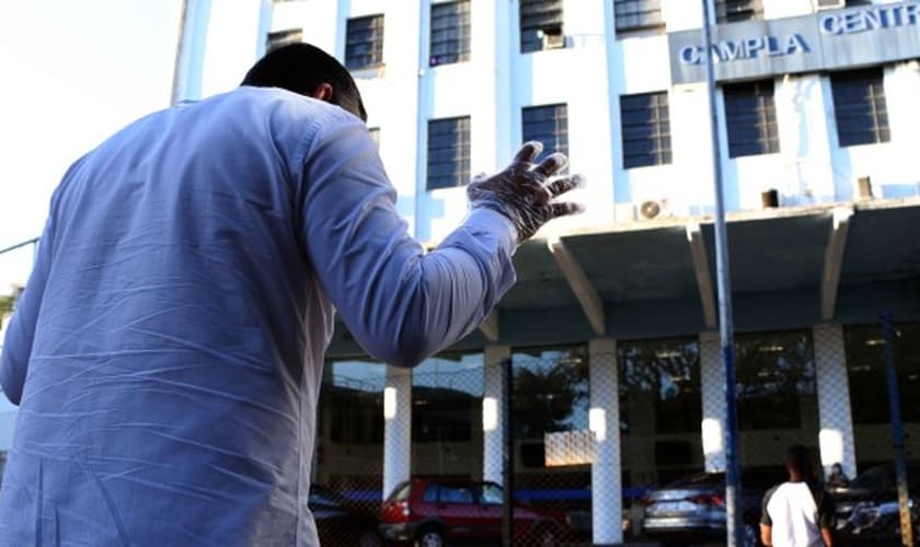 Evangélicos em oração diante do prédio da Prefeitura de Barra Mansa. (Foto: Chico de Assis/Secom)