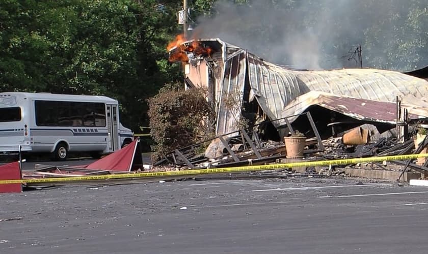 A Primeira Igreja Pentecostal de Holly Springs foi incendiada após o pastor questionar as ordens de fechamento dos templos em razão da pandemia. (Foto: ABC News)
