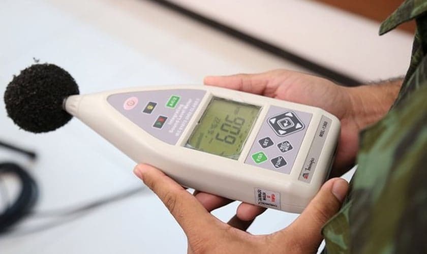 Aparelho para medir som em decibéis. (Foto: Adriano Magalhães/Comus)