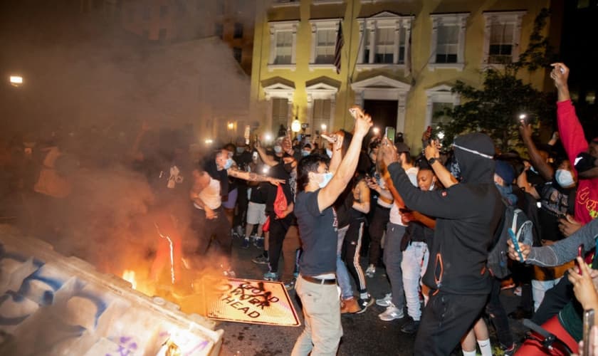 Manifestantes usam da violência e vandalismo em protesto pela morte de George Floyd, em Washington D.C. (Foto: Tasos Katopodis/Getty Images)