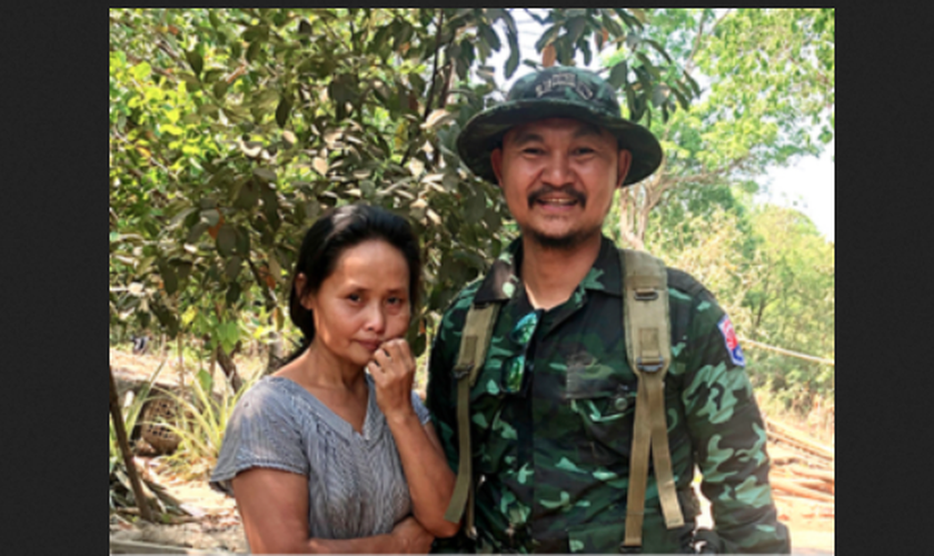 Naw Tu ao lado de um missionário da Free Burma Rangers. (Foto: Reprodução/Free Burma Rangers)