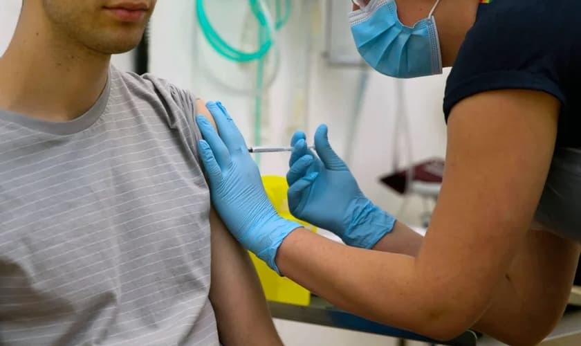 Imagem retirada de vídeo mostra voluntário recebendo injeção durante teste de vacina experimental de Covid-19 realizado pela Universidade de Oxford, em 25 de abril. (Foto: Reprodução/University of Oxford via AP)