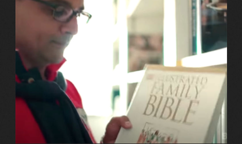 Rahil Patel conheceu Jesus quando folheava uma Bíblia para crianças. (Foto: Reprodução/God Reports)