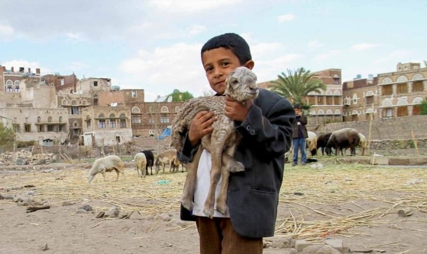No Iêmen, o cristianismo pode ser penalizado com prisão e até pena de morte, mas as famílias de cristãos locais continuam mantendo sua fé em Jesus. (Foto: Portas Abertas - EUA)