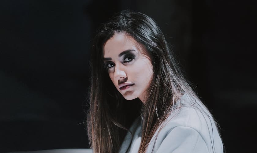 Isadora Pompeo está lançando o clipe "História". (Imagem: Divulgação)