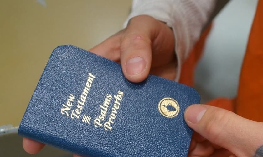 Os Gideões são uma organização internacional que há mais de um século distribuem Bíblias em locais como escolas, presídios, hotéis e diversos outro locais. (Foto: Clare More Daily Progress)
