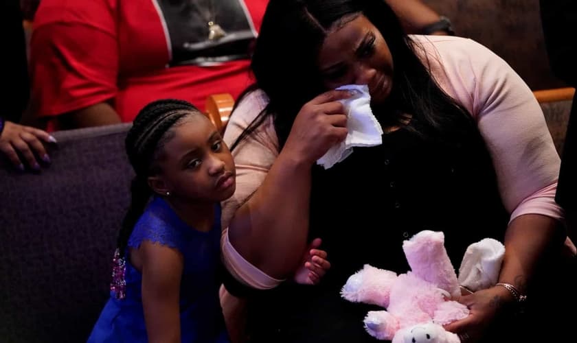 Mulher se emociona em funeral de George Floyd. (Foto: Reprodução/Reuters)