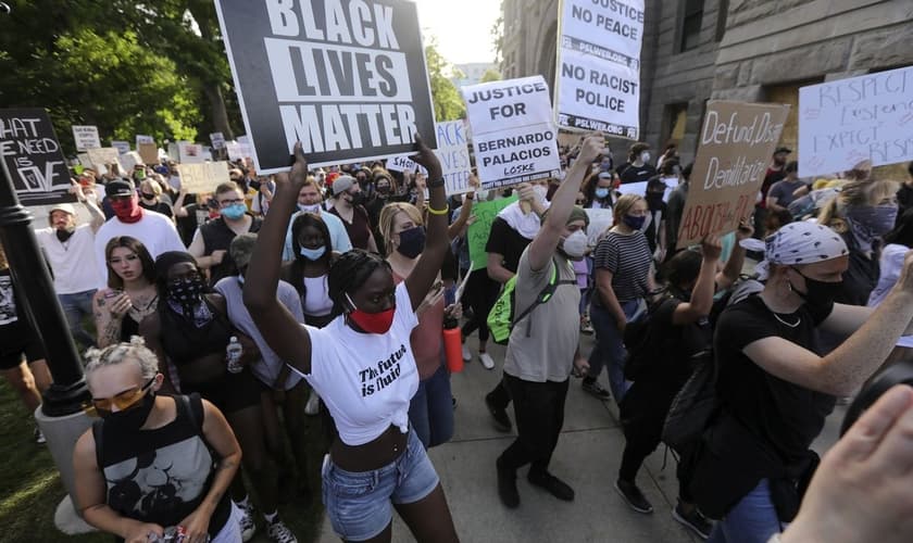 Pessoas marcham do edifício do Condado de Salt Lake City para o edifício de segurança pública de Salt Lake durante uma manifestação do Partido pelo Socialismo e Libertação em Salt Lake City na segunda-feira, 1º de junho de 2020. (Foto: AFP)