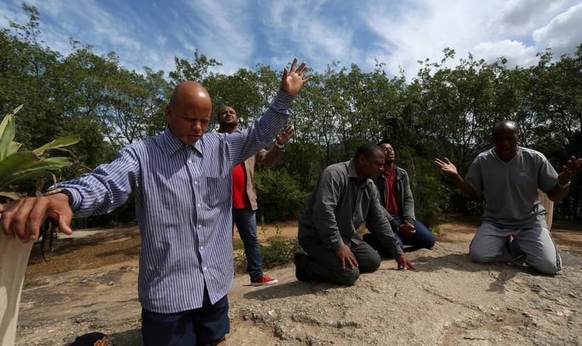 Imagem ilustrativa. Fiéis oram no Monte Sião, em Curicica, na Zona Oeste do Rio. (Foto: Custódio Coimbra/O Globo)