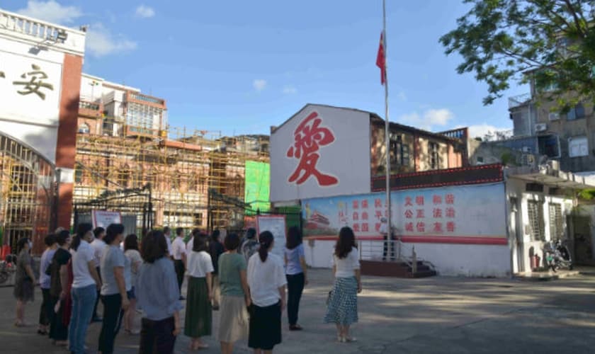Cristãos participam de cerimônia de hasteamento da bandeira para reabertura de igreja na China. (Foto: Bitter Winter)
