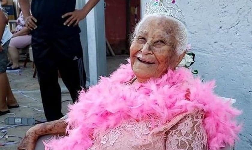 Maria Dias foi surpreendida com uma carreata de aniversário. (Foto: Paula Alves/Inter TV Grande Minas)