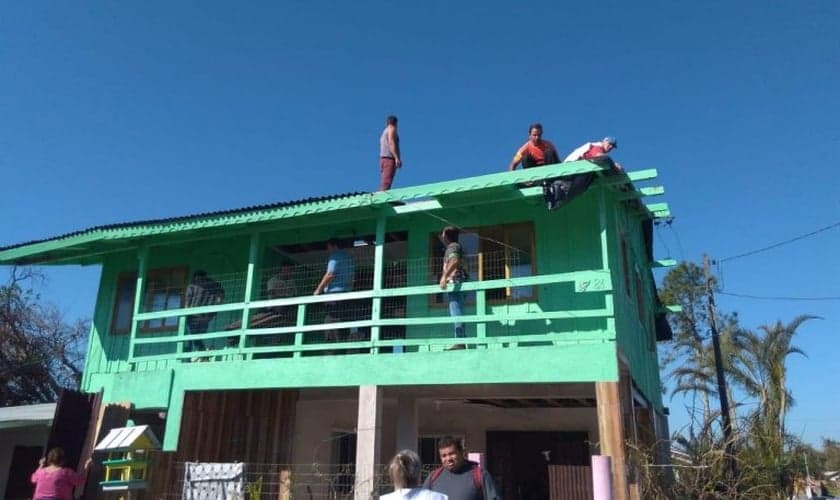 Cristãos ajudam a reconstruir telhado de casa afetada pelo ciclone. (Foto: ASA Garuva)