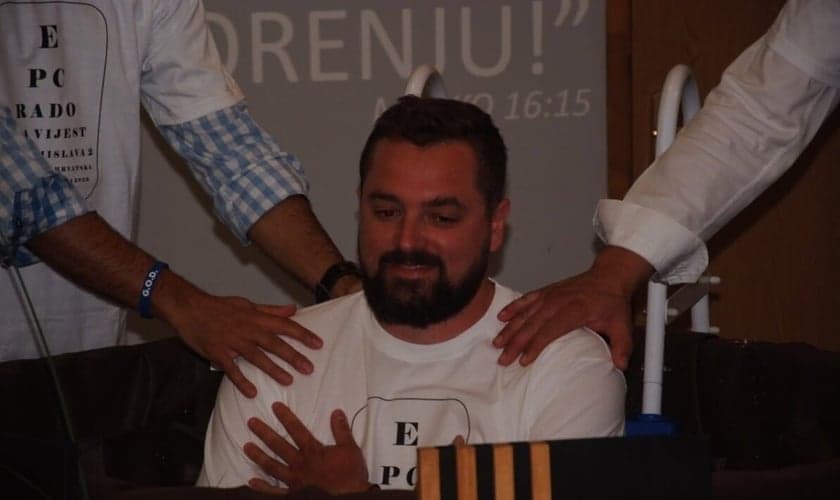 Novo cristão se batiza na Igreja da Boa Nova, na Croácia. (Foto: Reprodução / TEN)